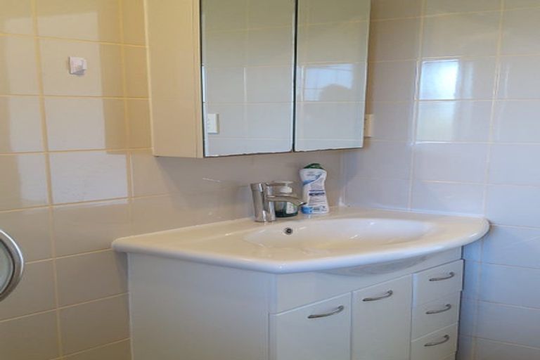 Photo of property in 13 Robin Lane, Browns Bay, Auckland, 0630