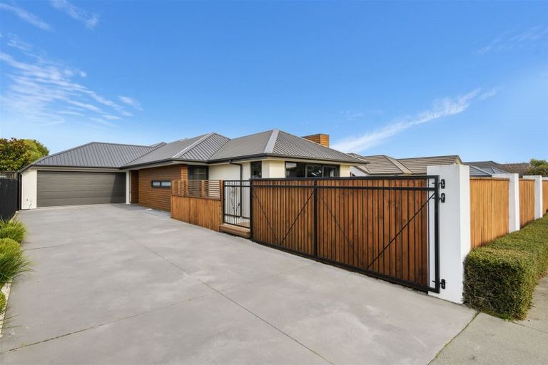 Photo of property in 98 Broadhaven Avenue, Parklands, Christchurch, 8083