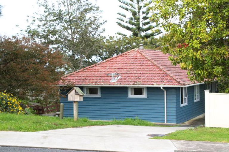 Photo of property in 4 Alexander Street, Cockle Bay, Auckland, 2014