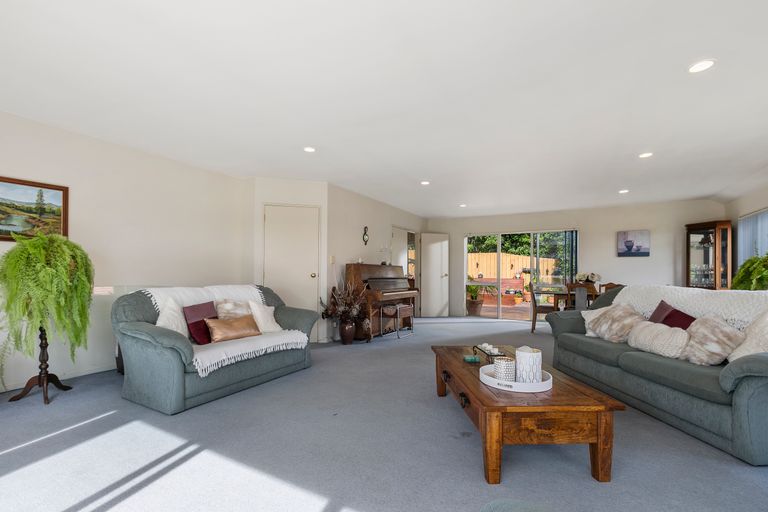 Photo of property in 22 Margaret Henry Crescent, Oteha, Auckland, 0632