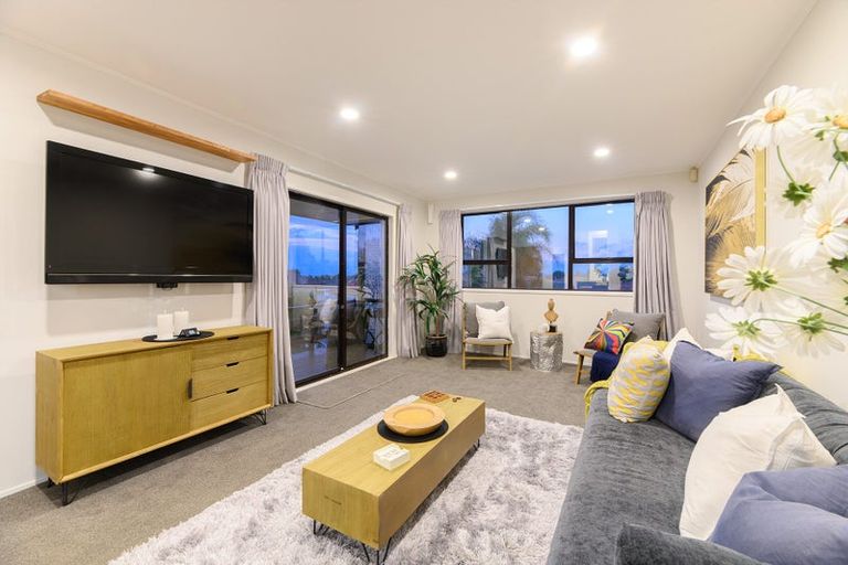 Photo of property in 17 Foyle Place, Glendene, Auckland, 0602