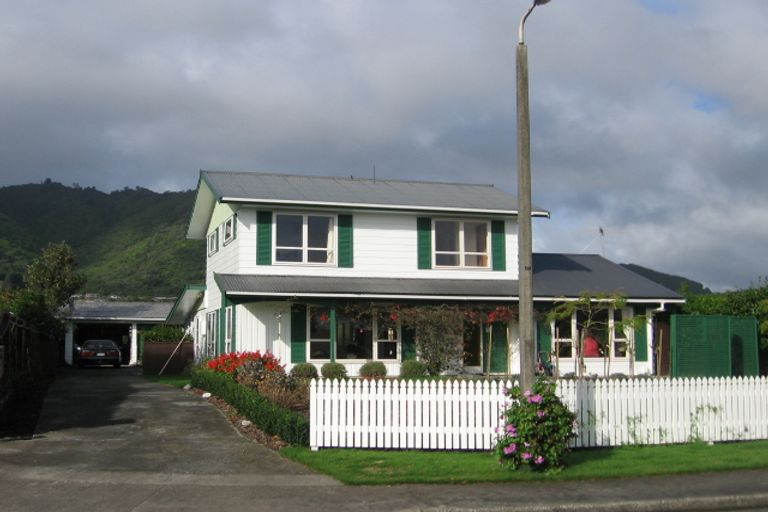 Photo of property in 5 Arthur Grove, Waikanae, 5036