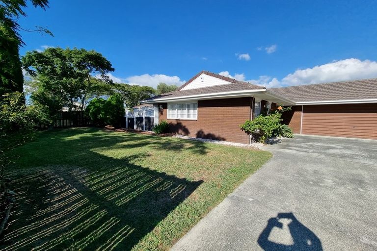 Photo of property in 2 Framalda Place, Conifer Grove, Takanini, 2112