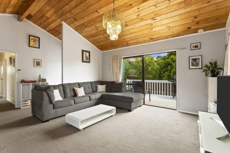 Photo of property in 3 Lorena Place, West Harbour, Auckland, 0618