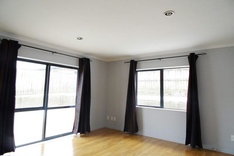 Photo of property in 72 Glenveagh Park Drive, Weymouth, Auckland, 2103