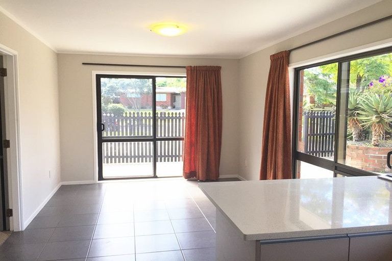 Photo of property in 24 Jillteresa Crescent, Half Moon Bay, Auckland, 2012