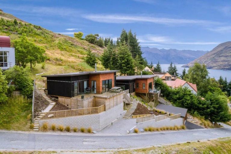 Photo of property in 15a Mackinnon Terrace, Sunshine Bay, Queenstown, 9300
