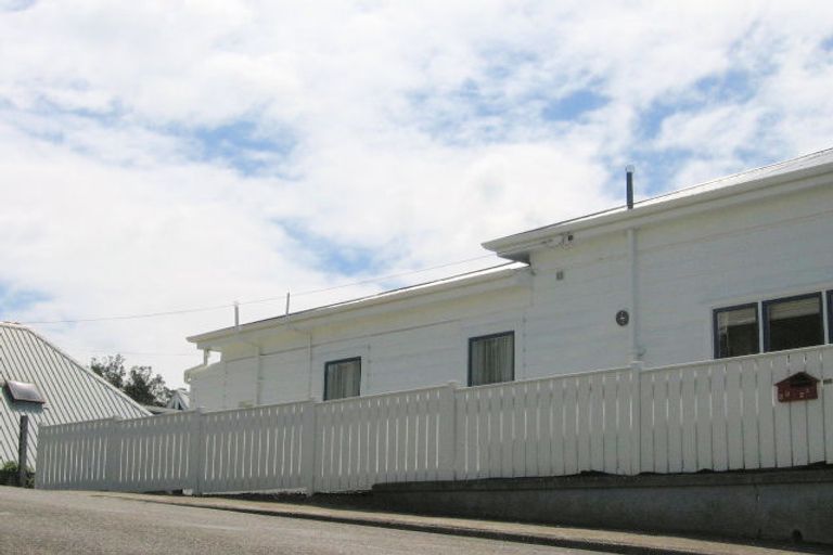 Photo of property in 2 Salisbury Terrace, Mount Cook, Wellington, 6021