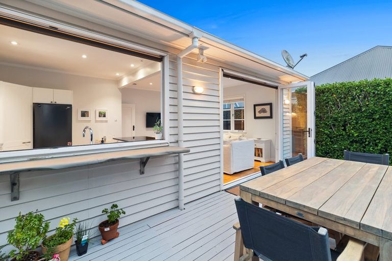 Photo of property in 15 Alberta Street, Point Chevalier, Auckland, 1022