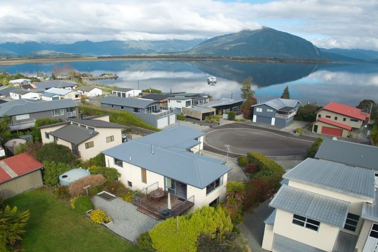 Photo of property in 9 Ranui Place, Moana, 7872