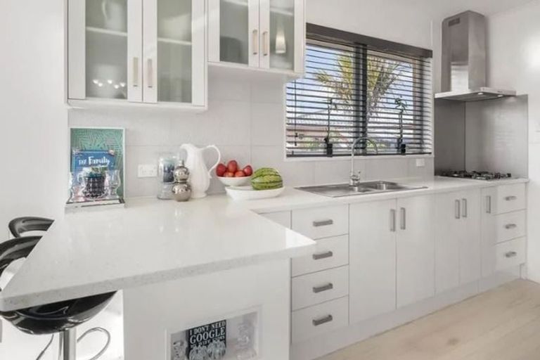 Photo of property in 2 Ainsdale Place, Manurewa, Auckland, 2102