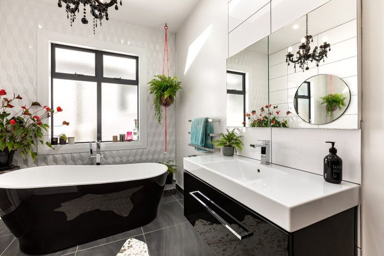 Photo of property in 15 North Street, Petone, Lower Hutt, 5012