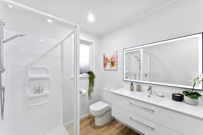 Photo of property in 21 Lantana Road, Green Bay, Auckland, 0604