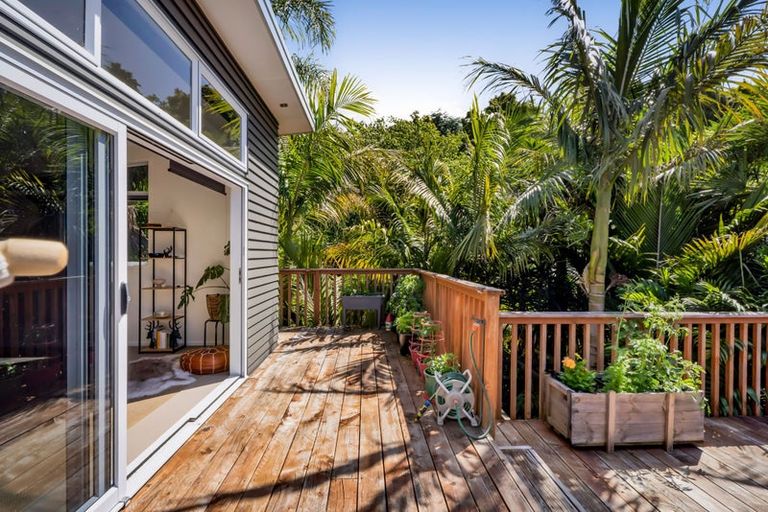 Photo of property in 70 Seaview Road, Marfell, New Plymouth, 4310