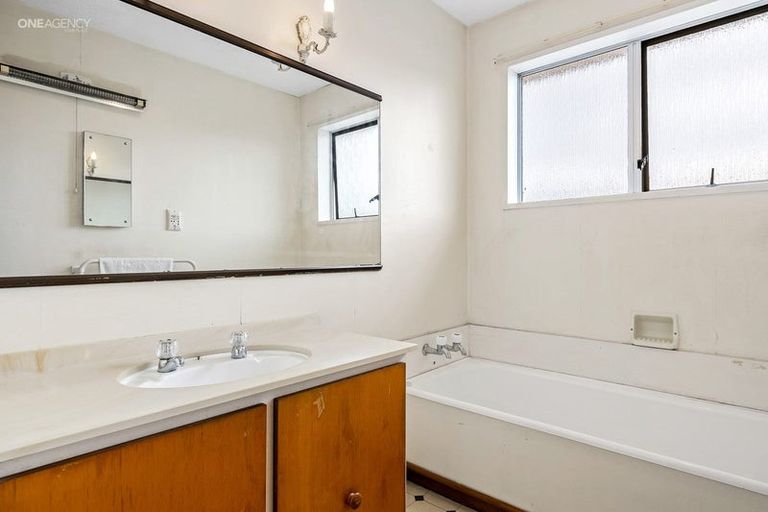 Photo of property in 2/11 Momorangi Crescent, Redwood, Christchurch, 8051