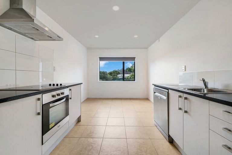 Photo of property in 4/2 Swan Hill Drive, Glen Eden, Auckland, 0602