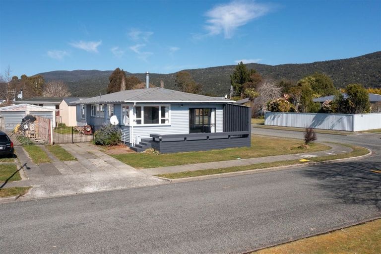 Photo of property in 26 Mararoa Drive, Manapouri, 9679