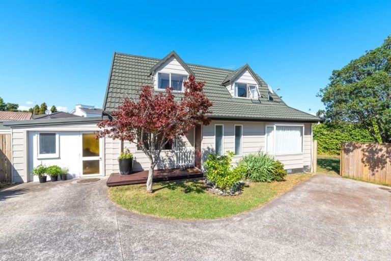 Photo of property in 2/2 Becroft Drive, Forrest Hill, Auckland, 0620