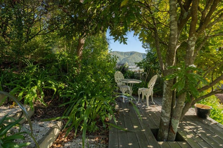 Photo of property in 27 Amelia Crescent, Waikawa, Picton, 7220