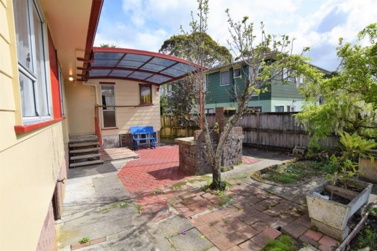 Photo of property in 38 Larissa Avenue, Henderson, Auckland, 0610