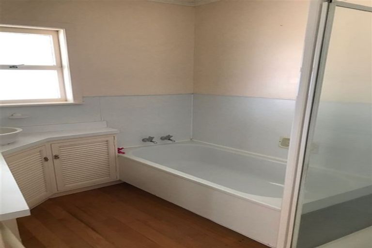 Photo of property in 16 Russell Avenue, Pukekohe, 2120