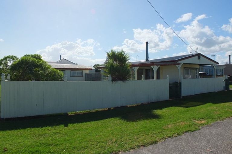 Photo of property in 17 Pratt Avenue, Foxton Beach, Foxton, 4815