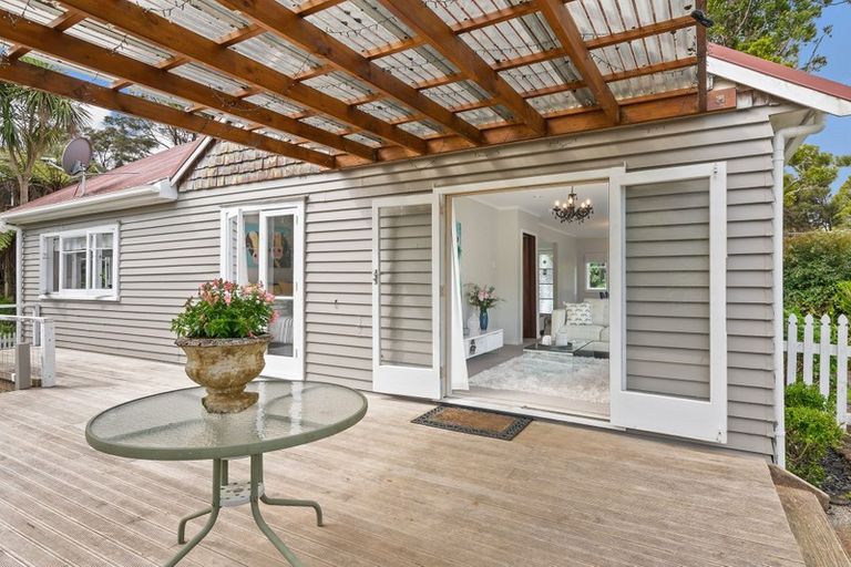 Photo of property in 5 Grovelands Way, Titirangi, Auckland, 0604