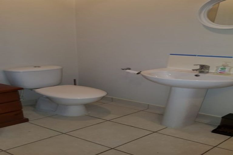 Photo of property in 9e Clearwater Cove, West Harbour, Auckland, 0618