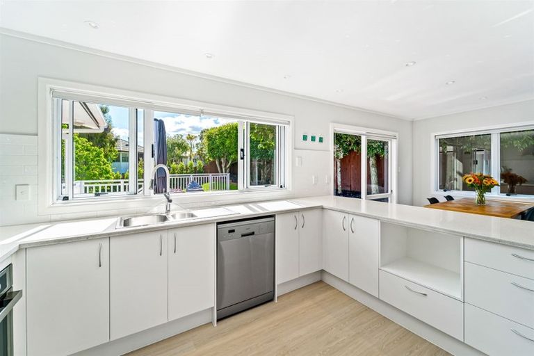 Photo of property in 70 Blakeborough Drive, Forrest Hill, Auckland, 0620