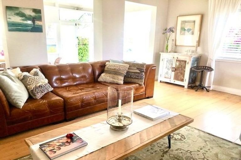 Photo of property in 11 Ocean View Road, Milford, Auckland, 0620