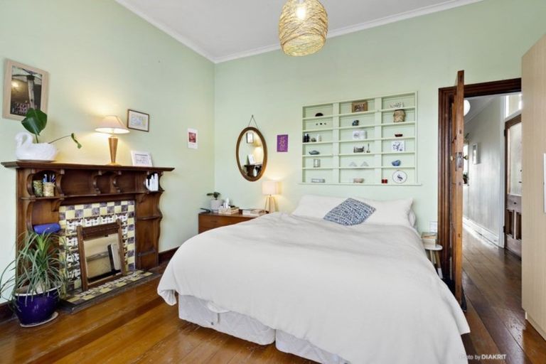 Photo of property in 5 Glendavar Street, Berhampore, Wellington, 6023