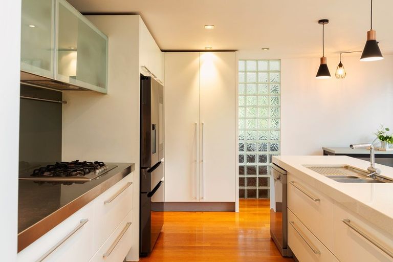 Photo of property in 11a Woodfern Crescent, Titirangi, Auckland, 0604