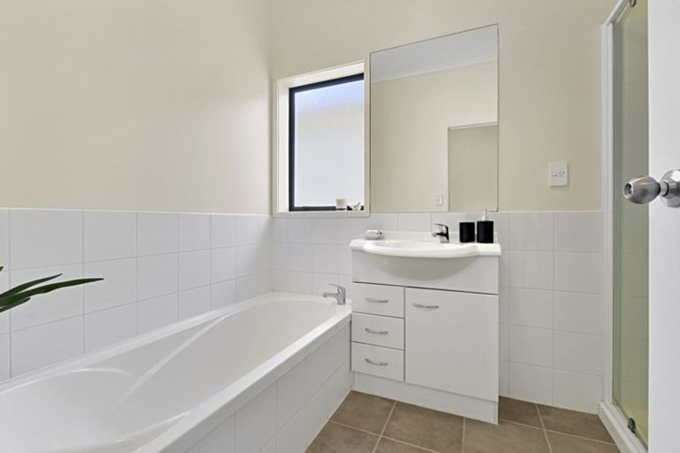 Photo of property in 14 Verdale Circle, Glen Eden, Auckland, 0602