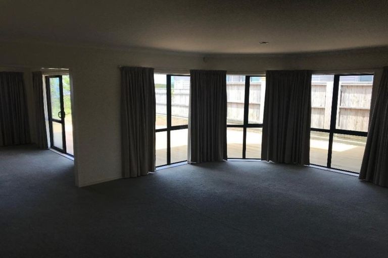 Photo of property in 52 Miles Crescent, Newlands, Wellington, 6037