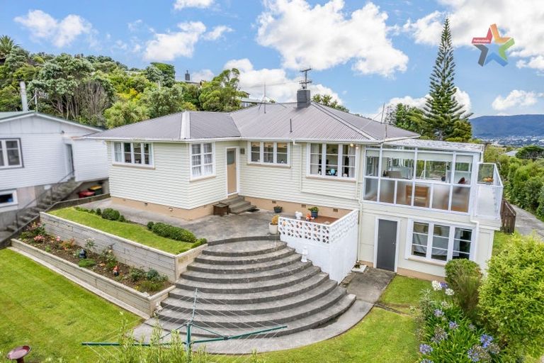 Photo of property in 60 Pokohiwi Road, Normandale, Lower Hutt, 5010