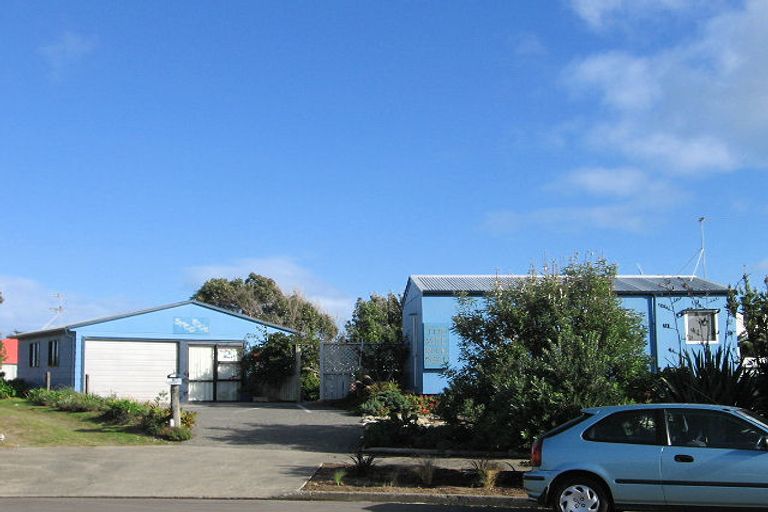 Photo of property in 4 Pio Pio Place, Waikanae Beach, Waikanae, 5036