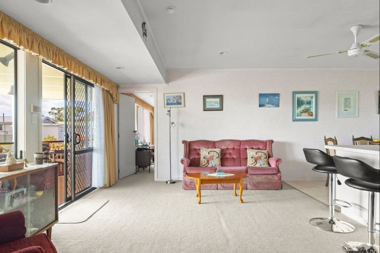 Photo of property in Orange Grove Flats, 2/549 Childers Road, Te Hapara, Gisborne, 4010