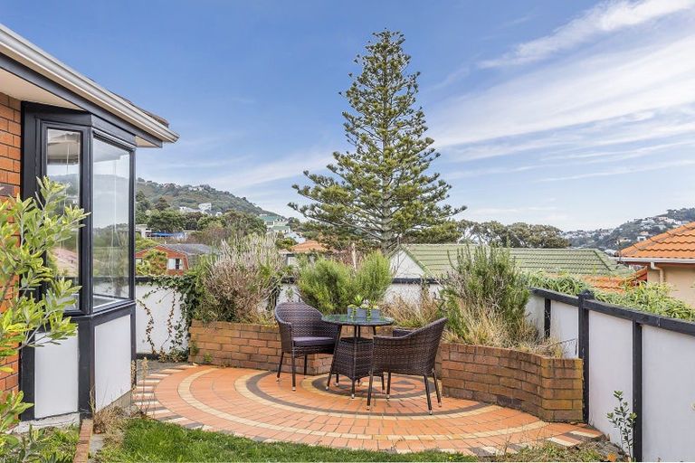 Photo of property in 2 Erskine Close, Island Bay, Wellington, 6023