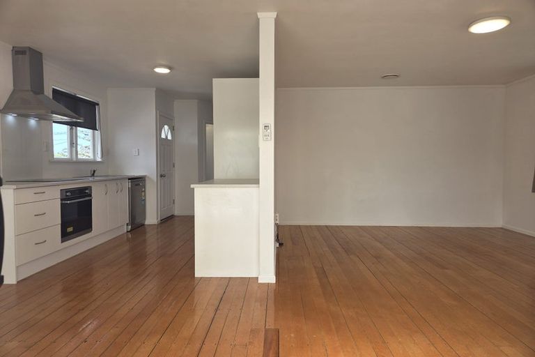 Photo of property in 32 Roberts Road, Te Atatu South, Auckland, 0610