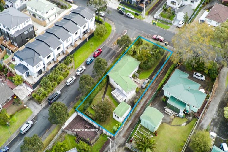 Photo of property in 23 Buscomb Avenue, Henderson, Auckland, 0610