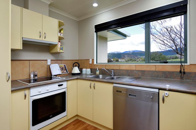 Photo of property in 8 Longfields Road, Brightwater, 7022