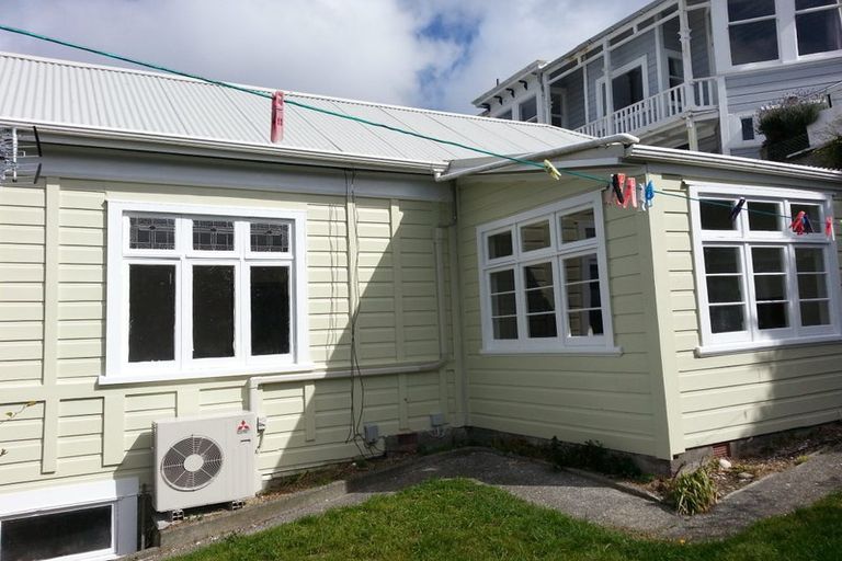 Photo of property in 90 Kelburn Parade, Kelburn, Wellington, 6012