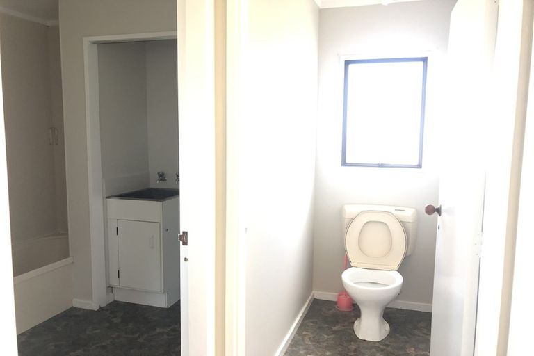 Photo of property in 1/92 Target Road, Totara Vale, Auckland, 0629