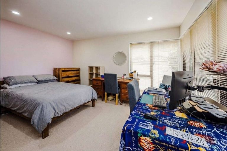 Photo of property in 22 Gillard Place, Eastern Beach, Auckland, 2012