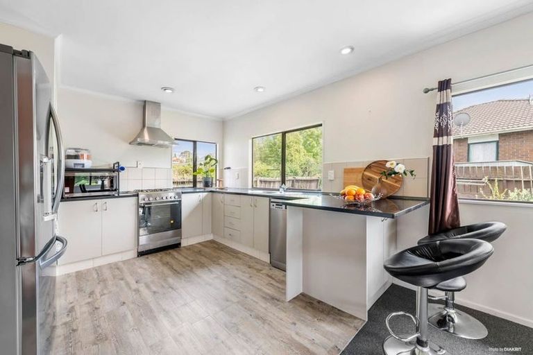 Photo of property in 32 Trojan Crescent, New Lynn, Auckland, 0600