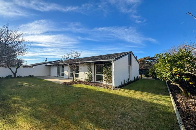 Photo of property in 26 Raekura Place, Redcliffs, Christchurch, 8081