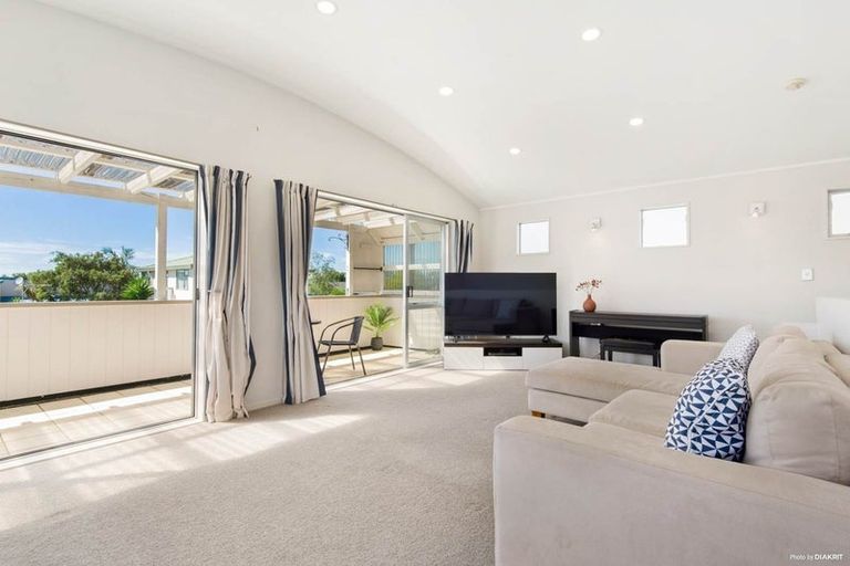 Photo of property in 2/58 Zefiro Drive, Massey, Auckland, 0614