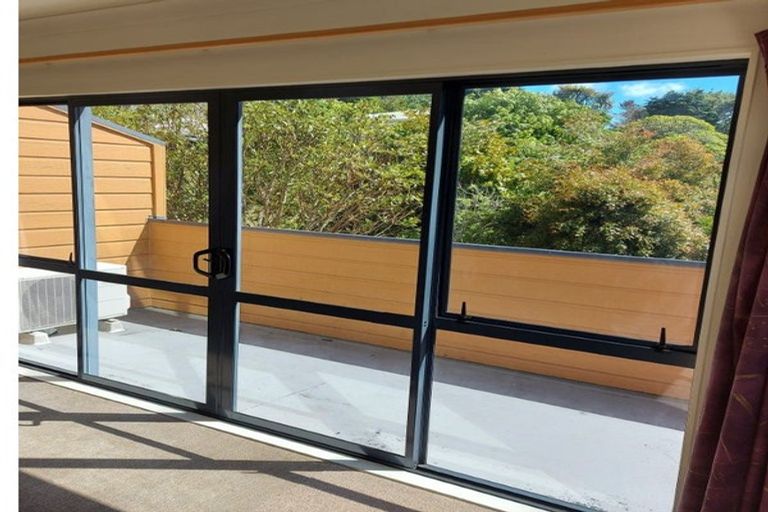 Photo of property in 2 Stella Grove, Newlands, Wellington, 6037