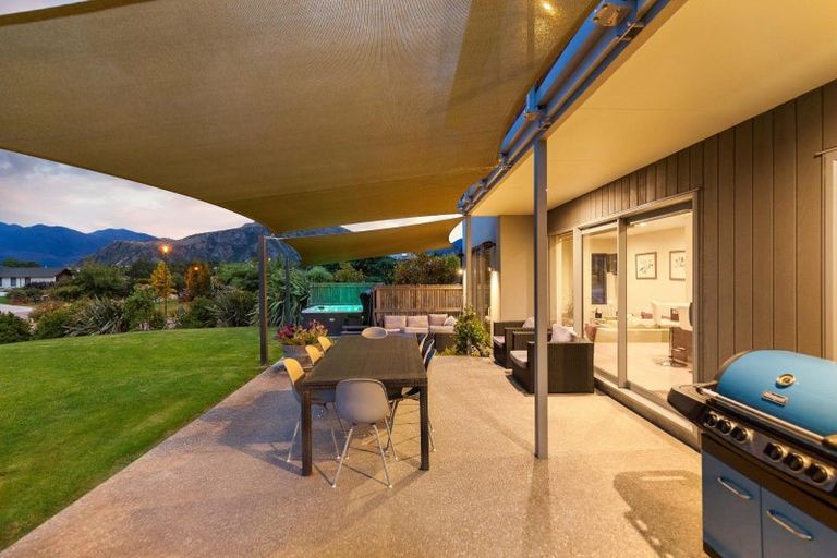 Photo of property in 28 Minaret Ridge, Wanaka, 9305