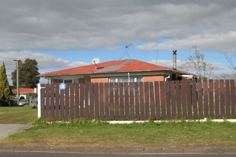 Photo of property in 2/16 Cross Street, Papakura, 2110